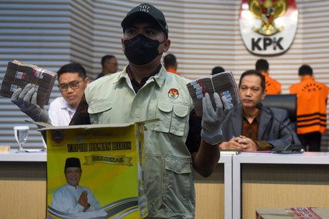 KPK memamerkan barang bukti yang disita terkait OTT di Kalimantan Selatan, dalam konferensi pers di Gedung Merah Putih KPK, Selasa (8/10/2024). Foto: Indrianto Eko Suwarso/ANTARA FOTO