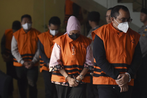 Enam tersangka OTT di Kalimantan Selatan berjalan menuju ruang konferensi pers di Gedung Merah Putih KPK, Jakarta, Selasa (8/10/2024). Foto: Indrianto Eko Suwarso/ANTARA FOTO