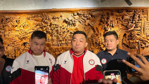 Ketua Umum PB Pertacami, Tommy Paulus Hermawan (tengah), saat memberikan keterangan pers.  Foto: Dok. Istimewa