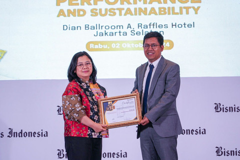 Direktur Keuangan BRI Viviana Dyah Ayu R.K saat menerima penghargaan The Best CFO: Excellent in Finance Transformation pada ajang Top BUMN Awards 2024 di Hotel Raffles, Kuningan, Jakarta. Foto: Dok. BRI