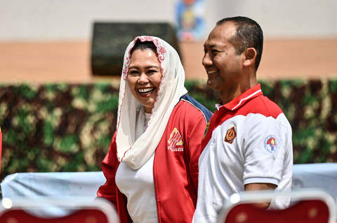 Ketua Umum Federasi Panjat Tebing Indonesia Yenny Wahid berbincang dengan Koordinator Staf Ahli Panglima TNI Mayjend TNI Maryono dalam acara kejuaraan terbuka panjat tebing Panglima TNI Cup di kompleks Gelora Bung Karno, Jakarta, Rabu (9/10/2024). Foto: Aprillio Akbar/ANTARA FOTO