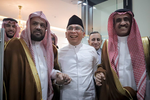 Imam dan khatib Masjid Nabawi Syaikh Ahmad bin Ali Al-Hudzaifi berjabat tangan dengan Ketua PBNU Yahya Cholil Staquf atau Gus Yahya usai melakukan pertemuan di kantor Pengurus Besar Nahdlatul Ulama (PBNU) di Jakarta, Rabu, (9/10/2024). Foto: Jamal Ramadhan/kumparan