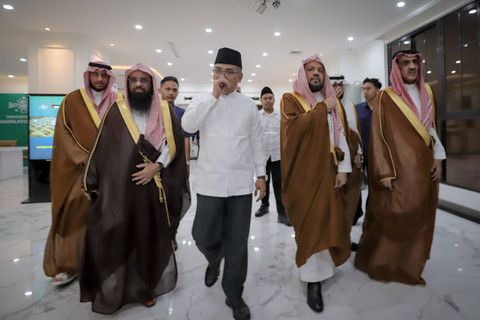 Imam dan khatib Masjid Nabawi Syaikh Ahmad bin Ali Al-Hudzaifi bertemu Ketua PBNU Yahya Cholil Staquf atau Gus Yahya di kantor Pengurus Besar Nahdlatul Ulama (PBNU) di Jakarta, Rabu, (9/10/2024). Foto: Jamal Ramadhan/kumparan