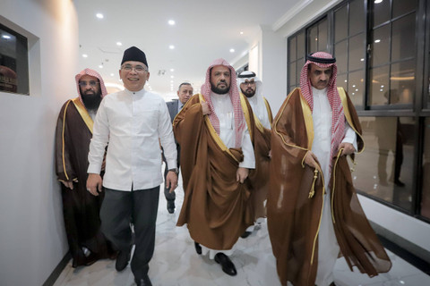 Imam dan khatib Masjid Nabawi Syaikh Ahmad bin Ali Al-Hudzaifi bertemu Ketua PBNU Yahya Cholil Staquf atau Gus Yahya di kantor Pengurus Besar Nahdlatul Ulama (PBNU) di Jakarta, Rabu, (9/10/2024). Foto: Jamal Ramadhan/kumparan