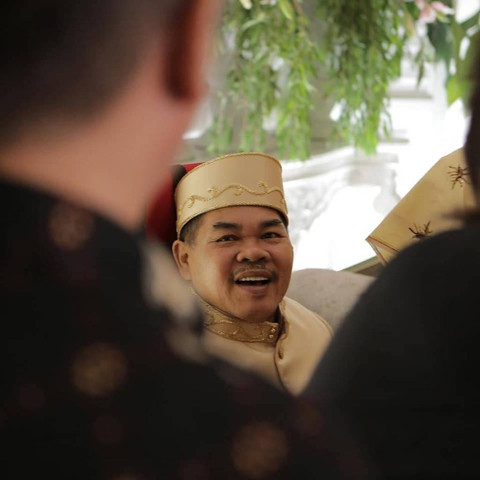 Pemeran Bajaj Bajuri, Mat Solar, di acara pernikahan anaknya. Foto: Instagram @idhamau