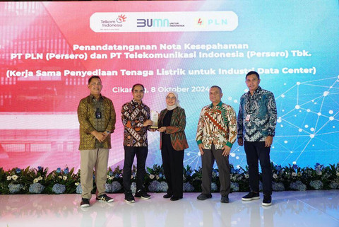 (Kiri ke Kanan) Direktur Wholesale and International Service Telkom Bogi Witjaksono, DirekturGroup Business Development Telkom Honesti Basyir, Direktur Retail dan Niaga PLN Edi Srimulyanti, ⁠ ⁠EVPPenjualan dan Pelayanan Pelanggan Enterprise PLN Nayusrizal, dan CEO NeutraDC Andreuw Th.A.F padaacara penandatanganan nota kesepahaman antara PT Telkom Indonesia (Persero) dan PT PLN (Persero)untuk Kerja Sama Penyediaan Tenaga Listrik untuk Industri Data Center yang berlangsung pada Selasa (8/10/2024). Foto: Dok. Telkom