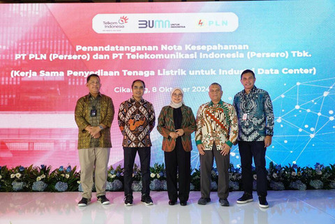 (Kiri ke Kanan) Direktur Wholesale and International Service Telkom Bogi Witjaksono, DirekturGroup Business Development Telkom Honesti Basyir, Direktur Retail dan Niaga PLN Edi Srimulyanti, ⁠ ⁠EVPPenjualan dan Pelayanan Pelanggan Enterprise PLN Nayusrizal, dan CEO NeutraDC Andreuw Th.A.F padaacara penandatanganan nota kesepahaman antara PT Telkom Indonesia (Persero) dan PT PLN (Persero)untuk Kerja Sama Penyediaan Tenaga Listrik untuk Industri Data Center yang berlangsung pada Selasa (8/10/2024). Foto: Dok. Telkom