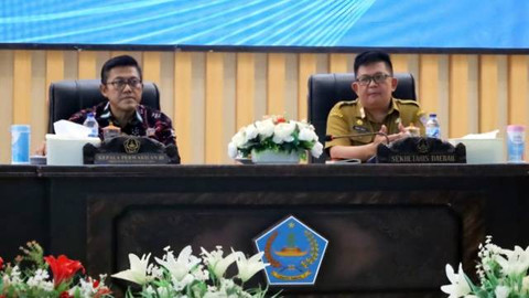 Sekda Kabupaten Sitaro, Denny D Kondoj (kanan) saat menjadi pembicara pada kegiatan High Level Meeting Tim Pengendalian Inflasi Daerah (TPID) dan Tim Percepatan dan Perluasan Digitalisasi Daerah (TP2DD) antara Pemerintah Kabupaten Sitaro dan  Perwakilan  (Sulut).