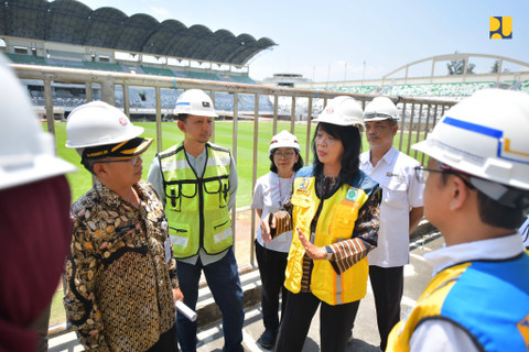 Direktur Jenderal Cipta Karya Diana Kusumastuti (ketiga dari kanan) saat memeriksa renovasi Stadion Maguwoharjo, Sleman. Foto: Dok. Kementerian PUPR