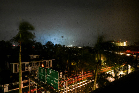 Angin berhembus saat Badai Milton mendarat di Fort Myers, Florida pada tanggal 9 Oktober 2024. Foto: Giorgio VIERA/AFP
