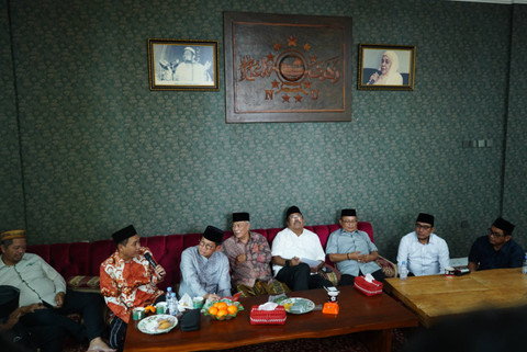 Calon Gubernur Jakarta Pramono Anung dan Wakil Gubernur Jakarta Rano Karno bersama Rais Syuraih PWNU Jakarta KH. Muhyiddin Ishak  menjawab pertanyaan wartawan di Cilandak, Jakarta Selatan, Rabu (9/10/2024). Foto: Dok. Tim Media Pramono-Rano