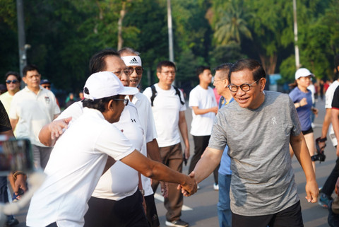 Calon Gubernur DKI Jakarta Pramono Anung berjabat tangan dengan warga saat berolahraga di kompleks Stadion Gelora Bung Karno, Jakarta,  Kamis (10/10/2024). Foto: Dok. Tim Media Pramono-Rano