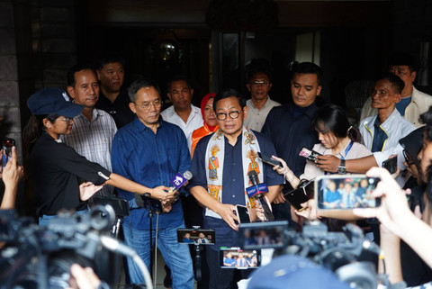 Calon Gubernur Jakarta Pramono Anung bersama Boy Sadikin (ketiga kanan) menjawab pertanyaan wartawan di Menteng, Jakarta, Rabu (9/10/2024). Foto: Dok. Tim Media Pramono-Rano
