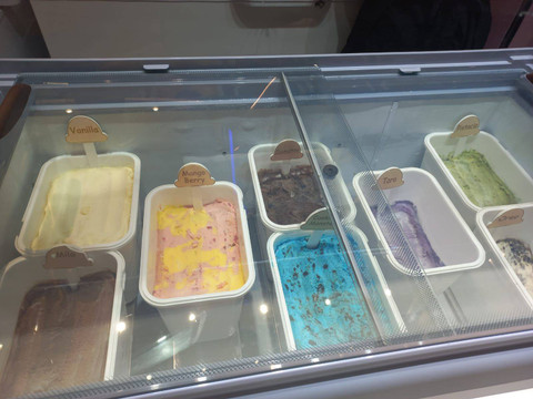 Beberapa es krim yang dijual oleh gerai penjual es krim beralkohol di sebuah mal di Sleman. Foto: Satpol PP Sleman