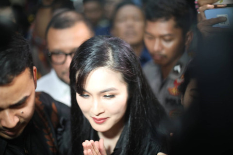 Aktris Sandra Dewi berjalan masuk ruang sidang saat hadir sebagai saksi saat sidang dugaan korupsi tata kelola timah yang menjerat suaminya, Harvey Moeis di Pengadilan Tipikor, Jakarta, Kamis (10/10/2024). Foto: Aditia Noviansyah/kumparan