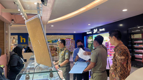 Satpol PP Sleman saat menindak gerai di salah satu mal yang menjual es krim beralkohol, Selasa (8/10). Foto: Satpol PP Sleman