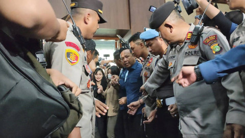 Aktris Sandra Dewi berjalan masuk ruang sidang saat hadir sebagai saksi saat sidang dugaan korupsi tata kelola timah yang menjerat suaminya, Harvey Moeis di Pengadilan Tipikor, Jakarta, Kamis (10/10/2024). Foto: Jonathan Devin/kumparan