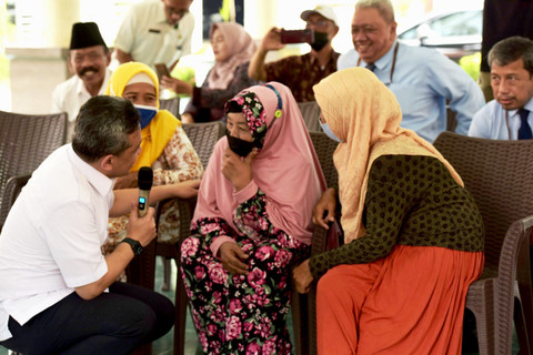 Pemerintah dalam memberikan Bantuan Langsung Tunai (BLT) saat pandemi Covid-19. Foto: Dok. Kementerian Keuangan