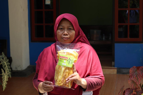 Patmini sebagai pemilik usaha keripik pisang Ranum. Foto: Dok. LPDB-KUMKM