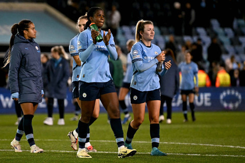 Bunny Shaw dan Lauren Hemp memberi applause ke fan usai mengalahkan Barcelona di UWCL, Kamis (10/10) dini hari.  Foto: PAUL ELLIS / AFP
