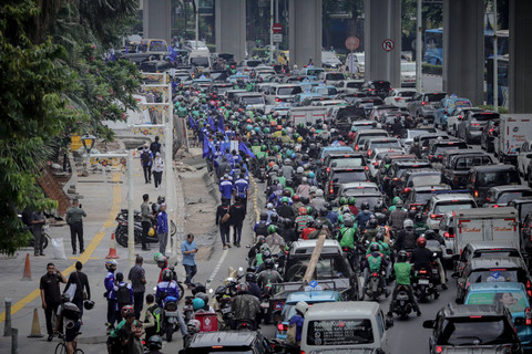 Sejumlah kendaraan terjebak kemacetan saat unjuk rasa dari Serikat Pekerja Rokok Tembakau Makanan dan Minuman (SP RTMM) di Jalan Rasuna Said, Kuningan, Jakarta, Kamis (10/10/2024). Foto: Jamal Ramadhan/kumparan