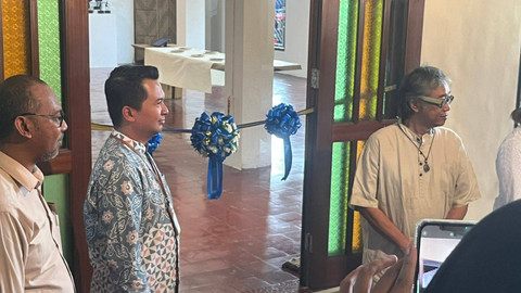 Kepala Bidang Pemeliharaan dan Pengembangan Warisan Budaya Dinas Kebudayaan DIY, Rully Andriadi dan anak Bagong Kussudiardja, Butet Kartaredjasa, saat pemotongan pita peresmian pameran berbasis arsip "6 Bulan dan Sekian Pertemuan" di PSBK, Rabu (9/10). Foto: Nawalre Bujanadi/Pandangan Jogja