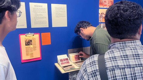 Pengunjung berinteraksi langsung dengan karya-karya di pameran berbasis arsip "6 Bulan dan Sekian Pertemuan" di PSBK, Rabu (9/10). Foto: Nawalre Bujanadi/Pandangan Jogja