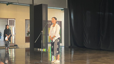 Direktur Eksekutif Yayasan Bagong Kussudiardja, Jeanny Park saat pembukaan pameran berbasis arsip "6 Bulan dan Sekian Pertemuan" di PSBK, Rabu (9/10). Foto: Nawalre Bujanadi/Pandangan Jogja