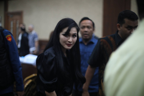 Aktris Sandra Dewi berjalan keluar ruang sidang usai mengikuti sidang dugaan korupsi tata kelola timah yang menjerat suaminya, Harvey Moeis di Pengadilan Tipikor, Jakarta, Kamis (10/10/2024). Foto: Aditia Noviansyah/kumparan