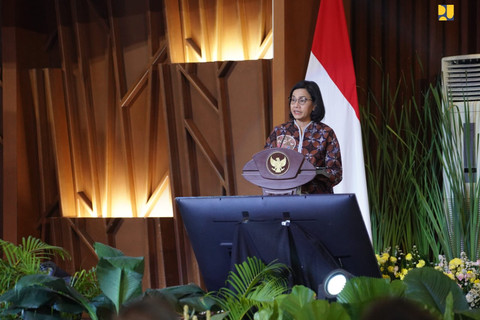 Menteri Keuangan Sri Mulyani (kiri) pada serah terima Barang Milik Negara (BMN) Kementerian PUPR Tahun 2024 di Auditorium Kementerian PUPR, Jakarta, Kamis (10/10/2024). Foto: Dok. Kementerian PUPR