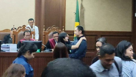 Sandra Dewi peluk Harvey Moeis usai sidang kasus dugaan korupsi timah di Pengadilan Tipikor Jakarta, Kamis (10/10/2024). Foto: Jonathan Devin/kumparan