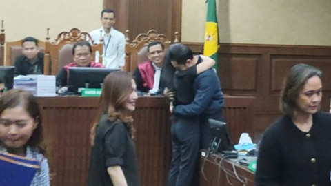 Sandra Dewi peluk Harvey Moeis usai sidang kasus dugaan korupsi timah di Pengadilan Tipikor Jakarta, Kamis (10/10/2024). Foto: Jonathan Devin/kumparan