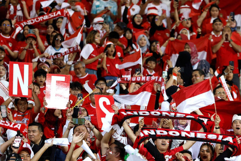 Suporter Indonesia jelang Timnas Indonesia melawan Bahrain pada pertandingan Grup C Ronde 3 Kualifikasi Piala Dunia 2026 di Stadion Nasional Bahrain, Riffa, Bahrain, Kamis (10/10/2024).  Foto: Hamad I Mohammed/REUTERS