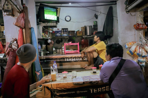 Warga menyaksikan Timnas Indonesia melawan Bahrain pada pertandingan Grup C Kualifikasi Piala Dunia 2026 di Pasar Minggu, Jakarta Selatan, Kamis (10/10/2024). Foto: Jamal Ramadhan/kumparan