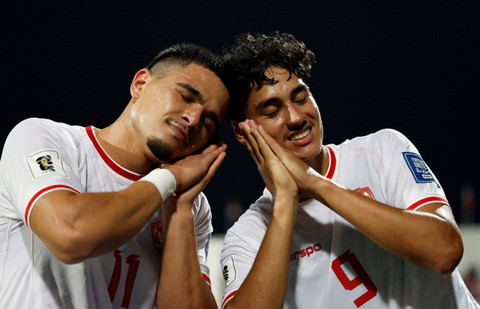 Selebrasi pemain Timnas Indonesia Rafael Struick bersama Ragnar Oratmangoen usai mencetak gol ke gawang Timnas Bahrain pada pertandingan Grup C Ronde 3 Kualifikasi Piala Dunia 2026 di Stadion Nasional Bahrain, Riffa, Bahrain, Kamis (10/10/2024). Foto: Hamad I Mohammed/REUTERS