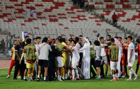 Pemain Timnas Indonesia dan pemain Timnas Bahrain ricuh usai pada pertandingan Grup C Ronde 3 Kualifikasi Piala Dunia 2026 di Stadion Nasional Bahrain, Riffa, Bahrain, Kamis (10/10/2024). Foto: Hamad I Mohammed/REUTERS