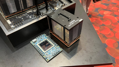 Instinct MI325X, GPU akselerator AI baru dari AMD. Foto: Muhammad Fikrie/kumparan