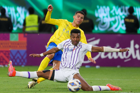 Bek Emirat Ain Saeed Juma bertarung memperebutkan bola dengan penyerang Portugal Nassr Cristiano Ronaldo selama pertandingan sepak bola Liga Champions AFC antara Arab Saudi Al-Nassr dan UEA Al-Ain di Stadion Al-Awal Park di Riyadh pada 11 Maret 2024. Foto: FAYEZ NURELDINE/AFP