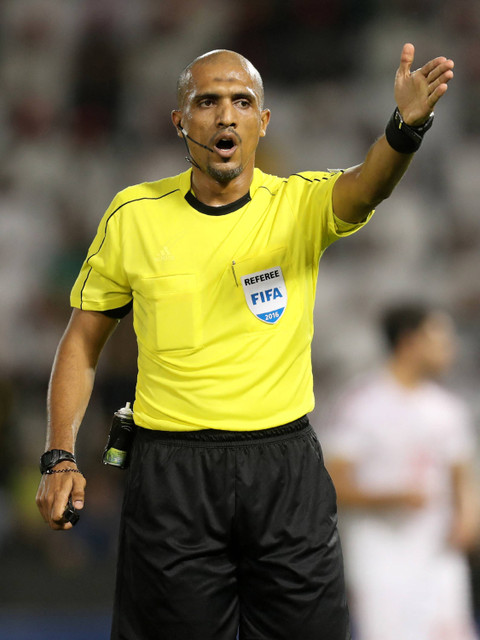 Wasit asal Oman, Ahmed al-Kaf, memberi isyarat selama pertandingan sepak bola kualifikasi Piala Dunia 2018 antara Qatar dan Suriah di Stadion Jassim Bin Hamad, Doha, 11 Oktober 2016. Foto: KARIM JAAFAR/AFP