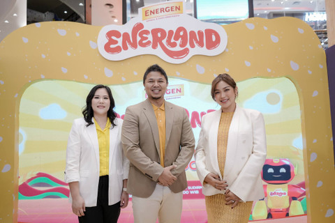 Jessica Iskandar; dokter spesialis anak, dr. Kurniawan Satria Denta; dan Senior Marketing Manager Health Foods, Arviana Lestari; di pembukaan Enerland, di Main Atrium FX Sudirman, Kamis (10/10). Foto: Istimewa