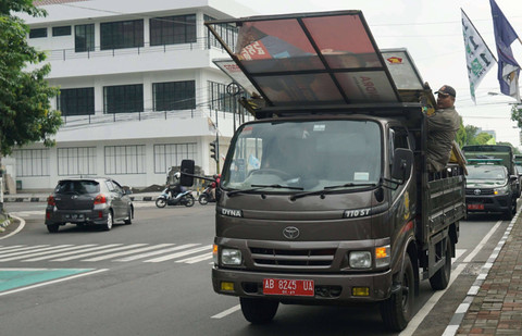 Ilustrasi Satpol PP menertibkan APK melanggar aturan. Foto: Pemkot Yogya