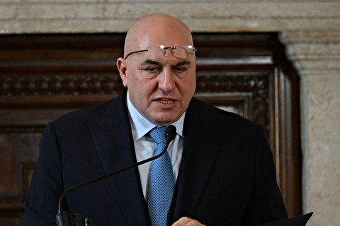 Menteri Pertahanan Italia, Guido Crosetto berbicara dalam sebuah konferensi pers di Villa Madama di pusat kota Roma, pada tanggal 9 Februari 2023. Foto: Andreas Solaro/AFP