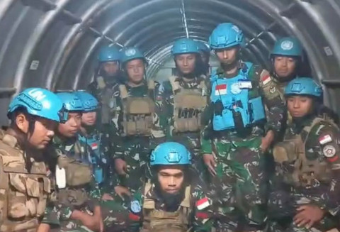 Satgas Yonmek TNI Konga XXIII-R Unifil 2024 merayakan HUT ke-79 TNI Tahun 2024 walaupun berada di dalam shelter di Lebanon. Foto:  Instagram/@pmpp.tni
