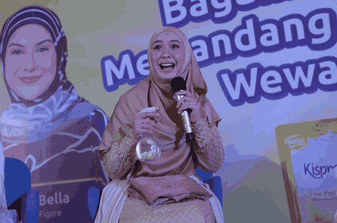 Ustazah Oki Setiana Dewi memperagakan cara menggunakan Kispray. Foto: Jamal Ramadhan/kumparan