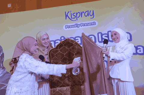 Ustazah Oki Setiana dan Irish Bella di kajian Kispray bersama kumparan. Foto: Jamal Ramadhan/kumparan