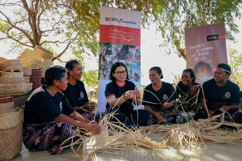 Perempuan NTT bersama para stakeholders yang mendukung Du Anyam mewujudkan perluasan pasar hingga ke tingkat global. Foto: Dok. Du Anyam