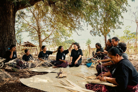 Perempuan NTT bersama para stakeholders yang mendukung Du Anyam mewujudkan perluasan pasar hingga ke tingkat global. Foto: Dok. Du Anyam