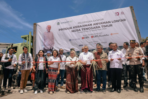 Perempuan NTT bersama para stakeholders yang mendukung Du Anyam mewujudkan perluasan pasar hingga ke tingkat global. Foto: Dok. Du Anyam