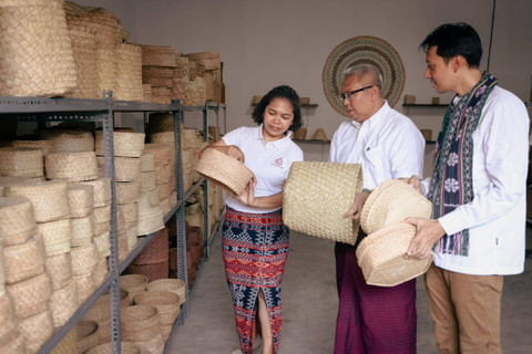 Perempuan NTT bersama para stakeholders yang mendukung Du Anyam mewujudkan perluasan pasar hingga ke tingkat global. Foto: Dok. Du Anyam