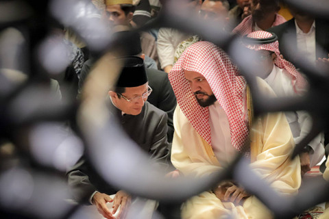 Imam Masjid Nabawi Syekh Dr. Ahmad bin Ali Al-Hudzaifi berbibcang dengan Imam Besar Nasaruddin Umar, MA sebelum menunaikan salat Jumat di Masjid Istiqlal, Jakarta, Jumat (11/10/2024). Foto: Jamal Ramadhan/kumparan